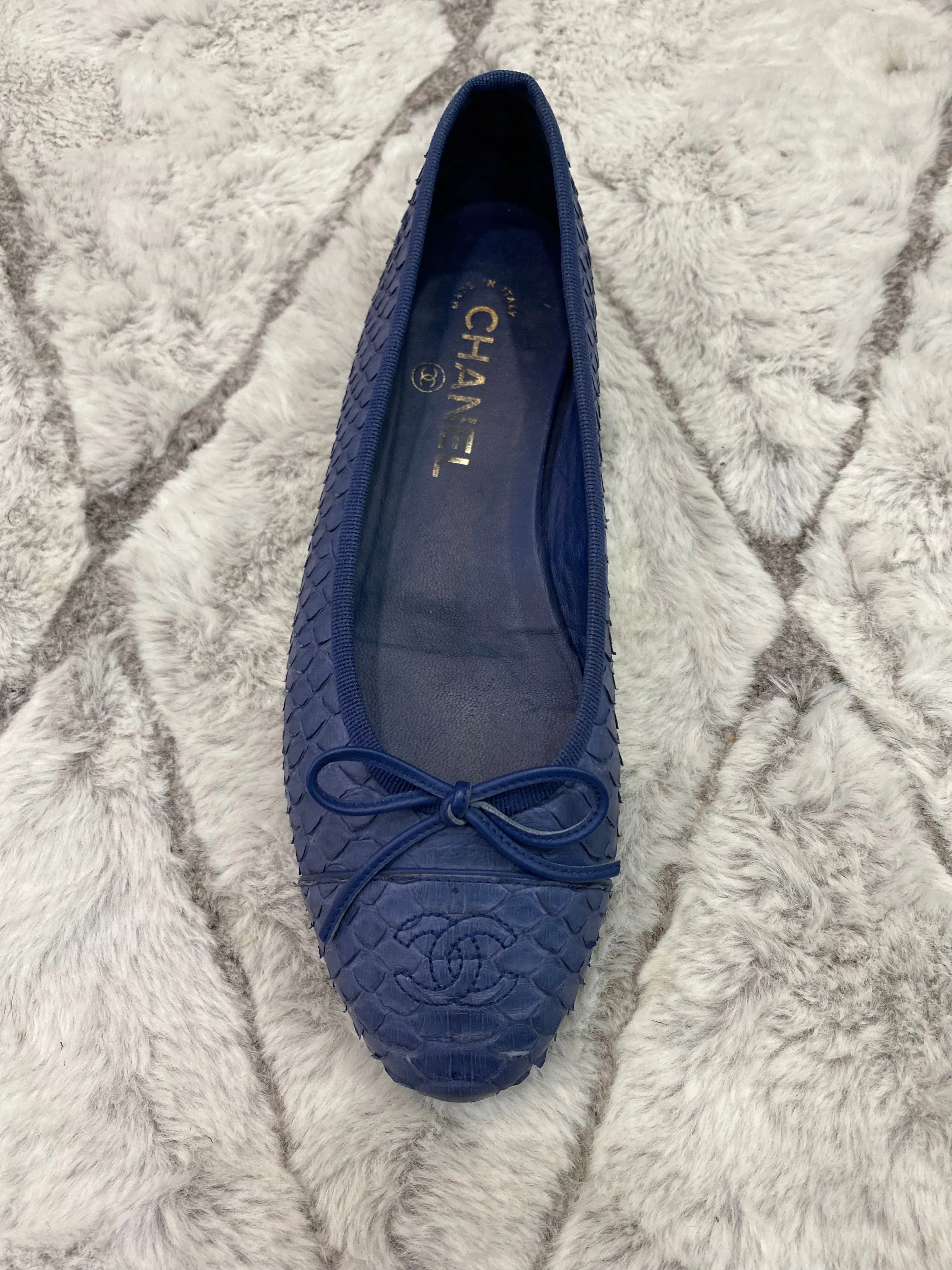 CHANEL CC LEATHER FLAT SHOES