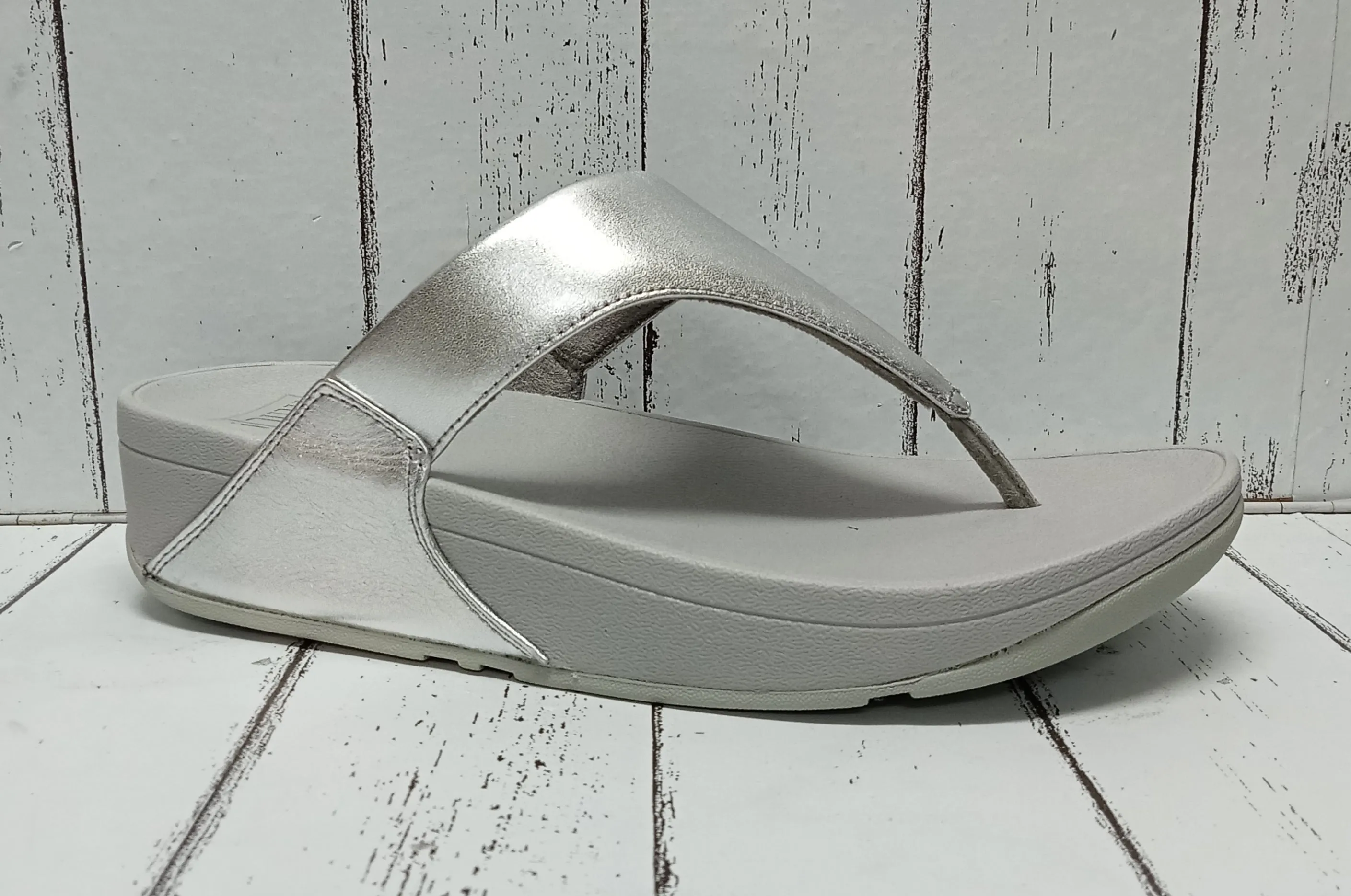 FitFlop - LULU - 188-011 - WEDGE TOE POST MULE - Silver