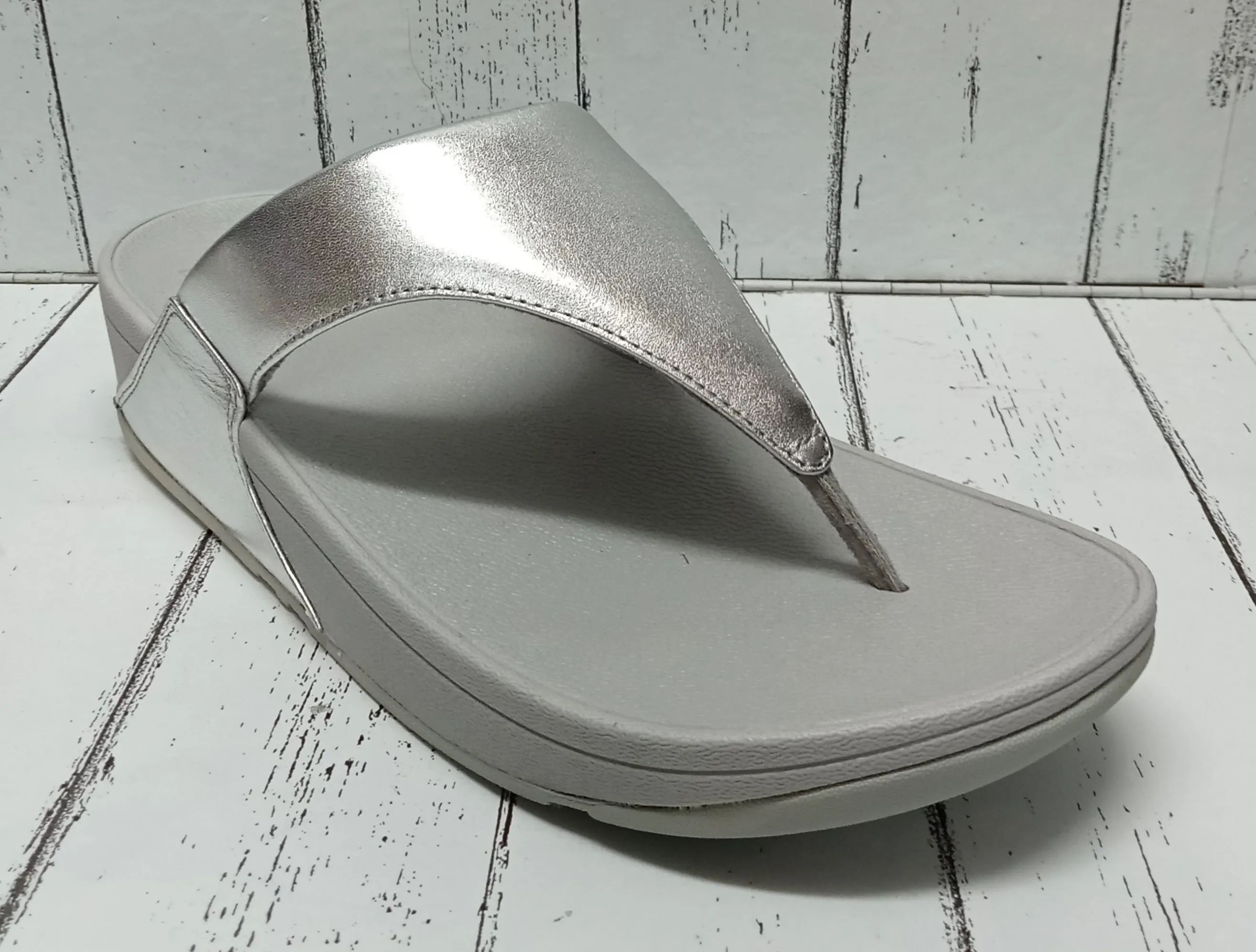 FitFlop - LULU - 188-011 - WEDGE TOE POST MULE - Silver